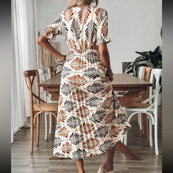 Tropical v neck short sleeve midi dress - Picture 2 of 5